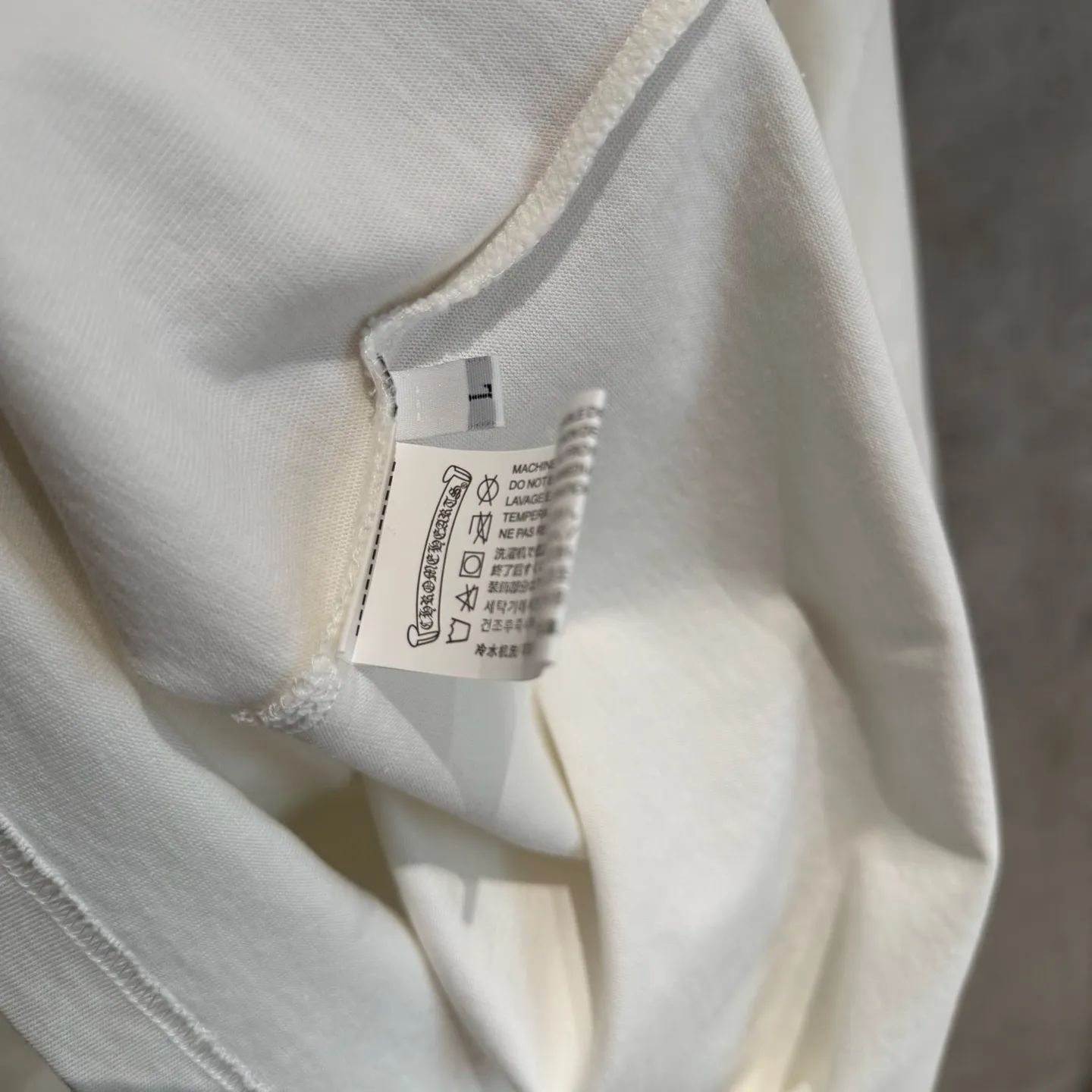 🅿️330 [Strict quality control] CH Crow Heart's new long-sleeved sweatshirt T-shirt. Heavy 340g double yarn fabric. Four flower positions on the front, back and left. Wash the whole garment twice. The four sides are frayed and torn. Heavy fabric. The neckline is made of icy Salona. Loose fit. Deep, wide and stylish. No deformation or shrinkage. Black and white color. Size: M-2xl